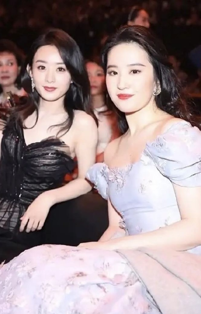 劉亦菲袖口處束起設計擠出肥肉,令手臂變得更為粗壯,這相片同樣引起了熱議!