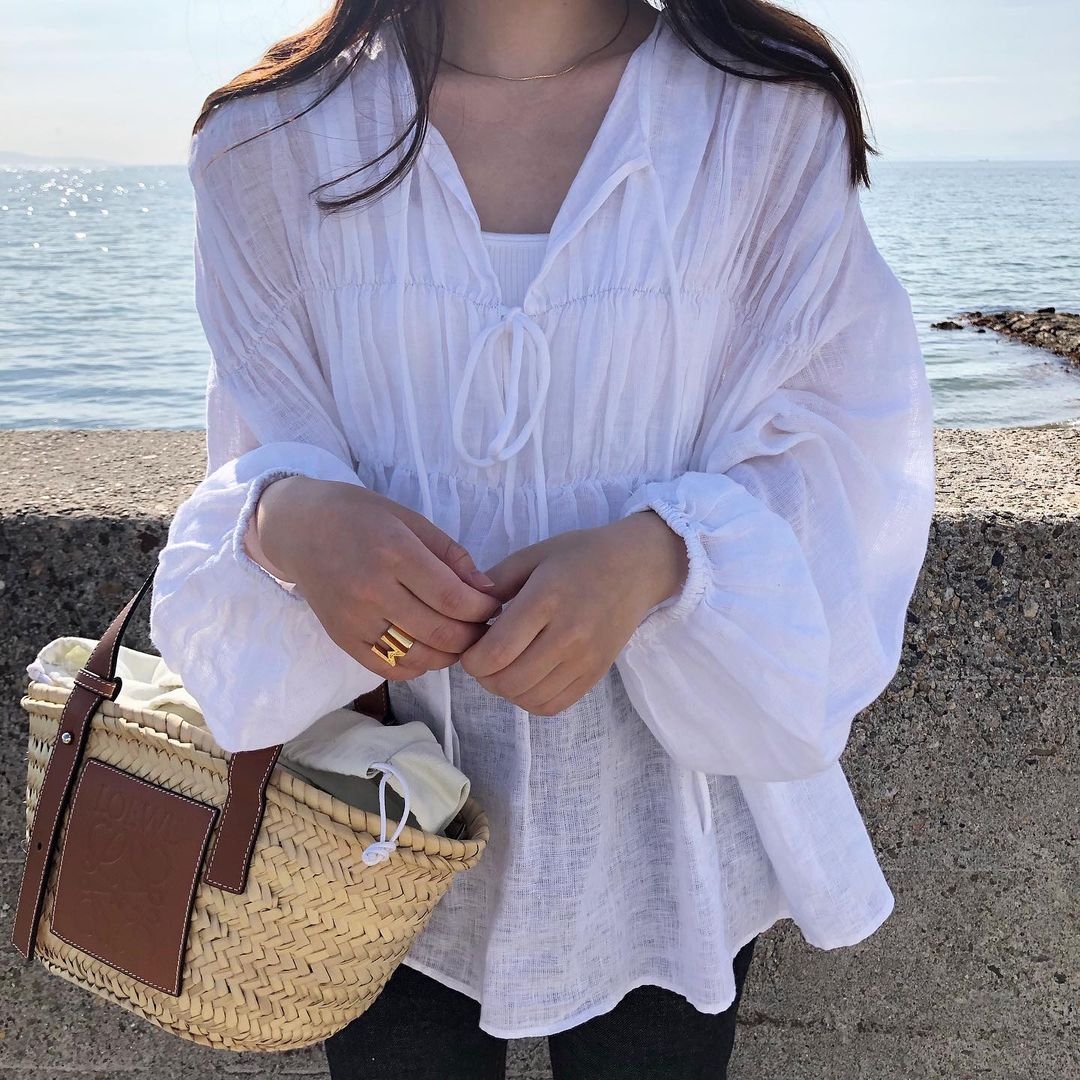 比起以往的 Chloé 字母戒指,全新系列的精緻麻花設計來得更有少女感