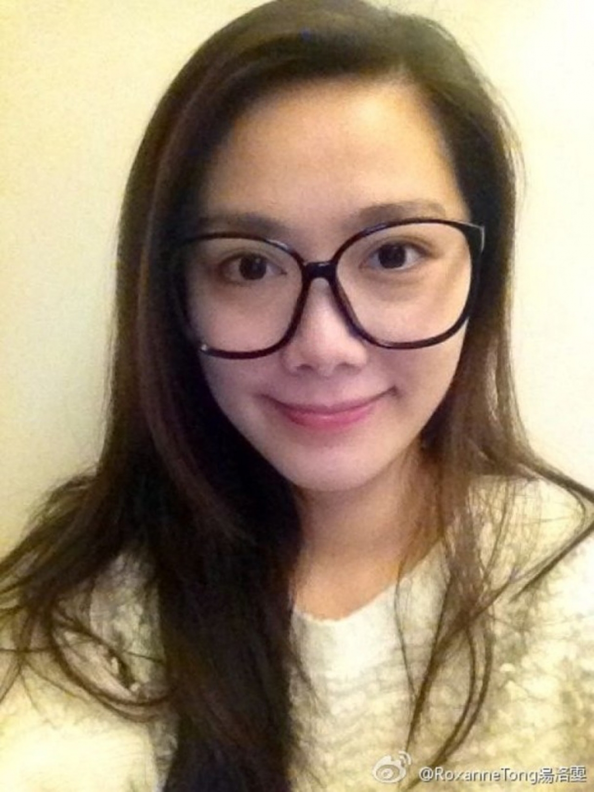 相中的湯洛雯罕有的全素顏示人,網民就覺得靚湯清秀氣質的外貌看起來撞樣蔣雅文