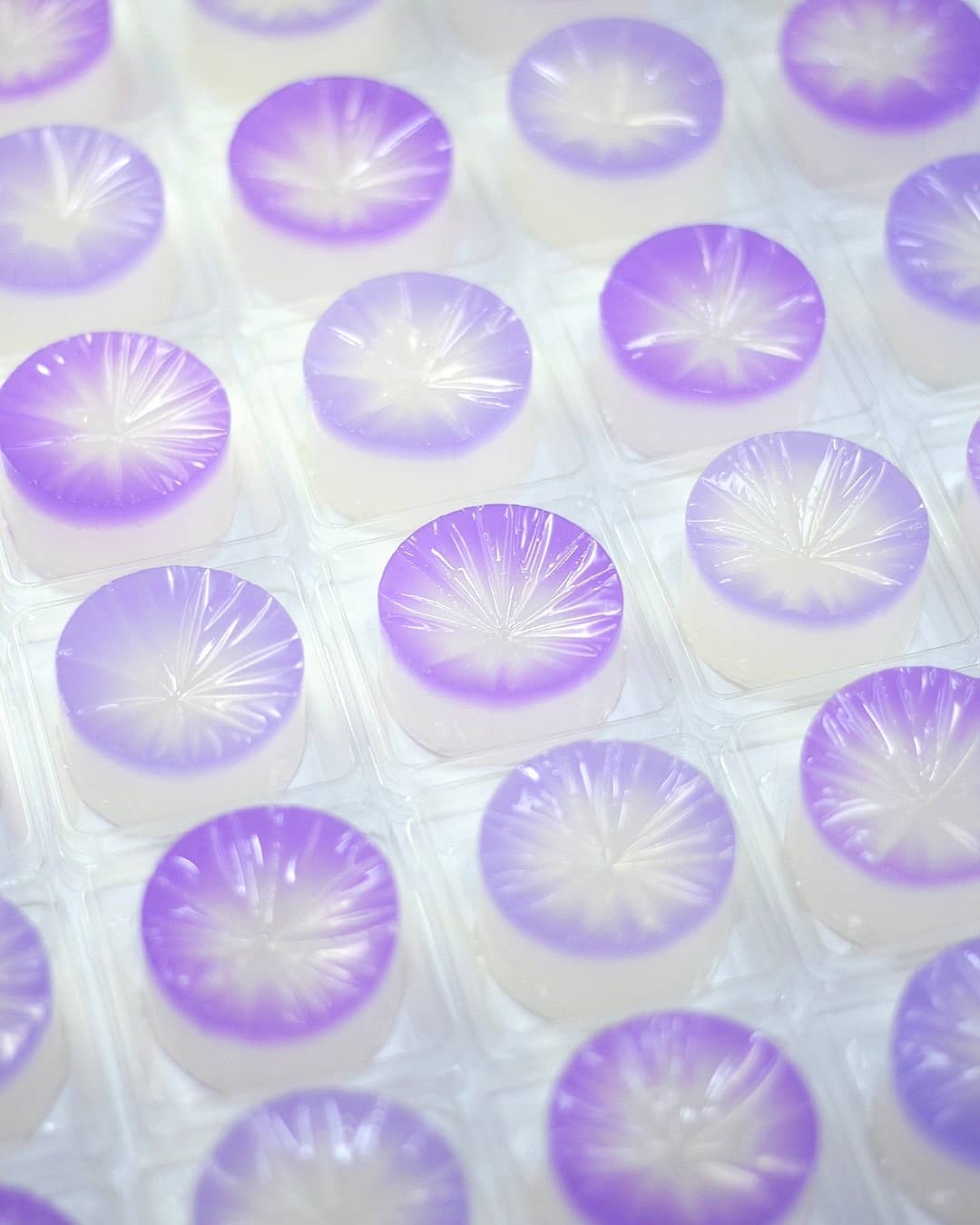 日本神人製作的絕美和菓子!夢幻金箔煙火、通透水晶型態,被封「可食用藝術品」