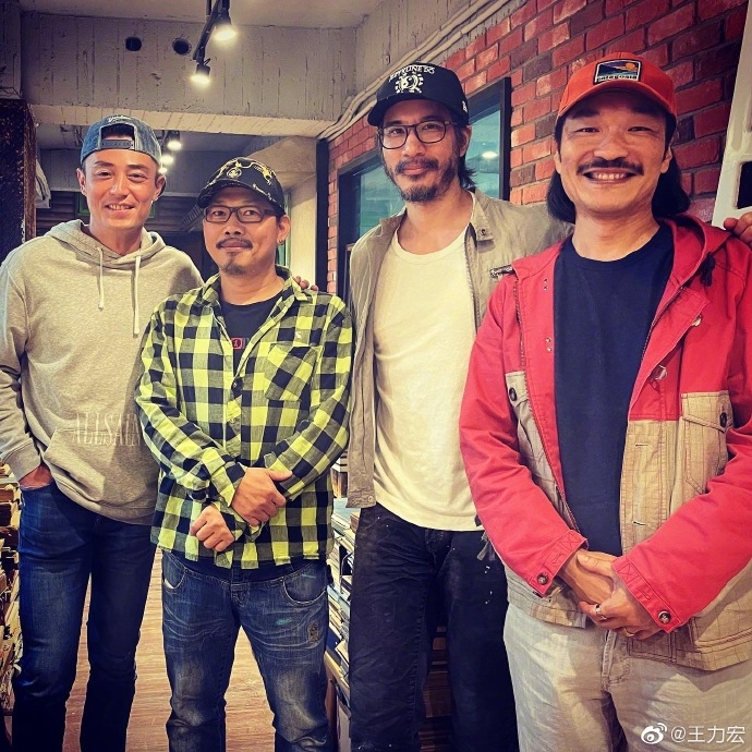 王力宏罕有的留有滿面鬍鬚,不論是嘴唇四周、下巴和臉頰側的位置都全被鬍鬚覆遮掉