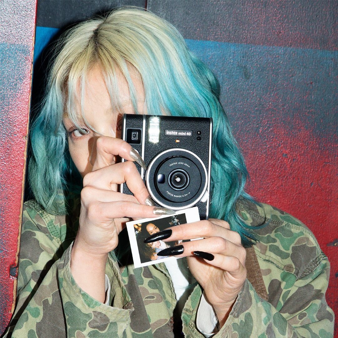全黑「即影即有」Instax mini40登場!高級皮革材質,絕美復古外形超心動