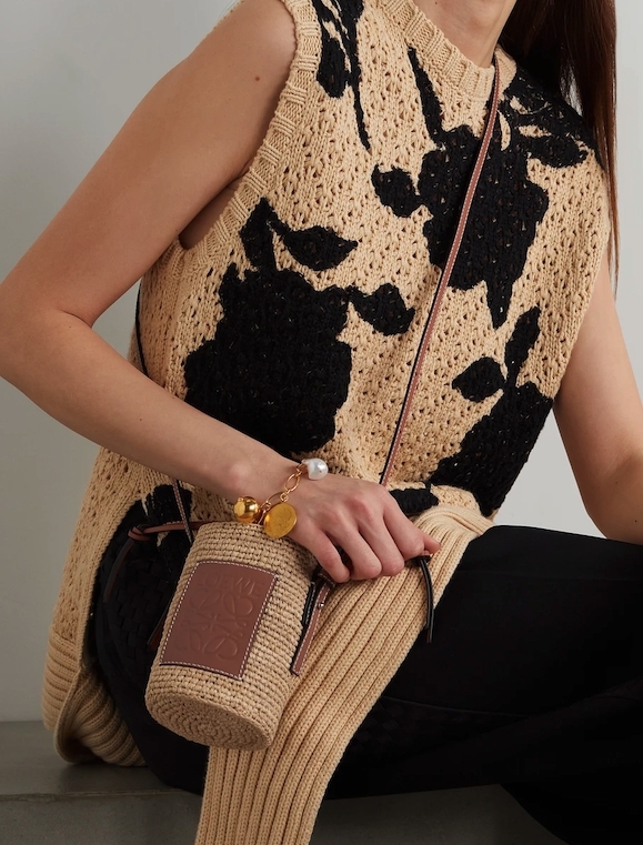 【LOEWE手袋2021】小水桶手袋很可愛，圓筒形的設計很有特色，配搭索繩帶襯在內部，就不怕放在袋中的東西會掉出來