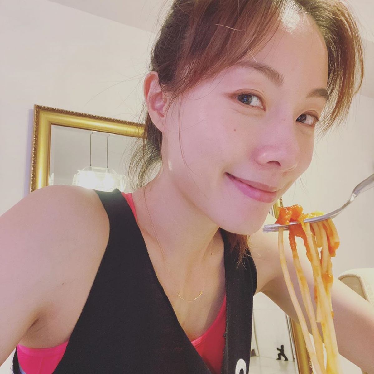 37歲的鄧麗欣(Stephy)多年來都保持著清純玉女形象,是很多男生心中的「真女神」!