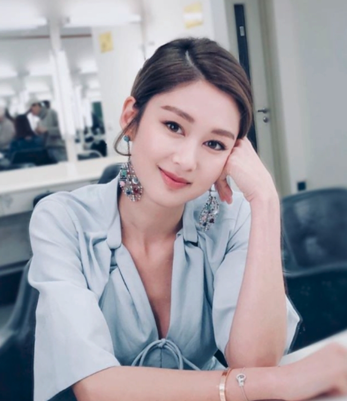 【微胖女星】岑麗香(香香)出道至今都是臉上帶肉感的女生,上鏡時總是有一點baby fat,這包包臉更成為了她的標誌