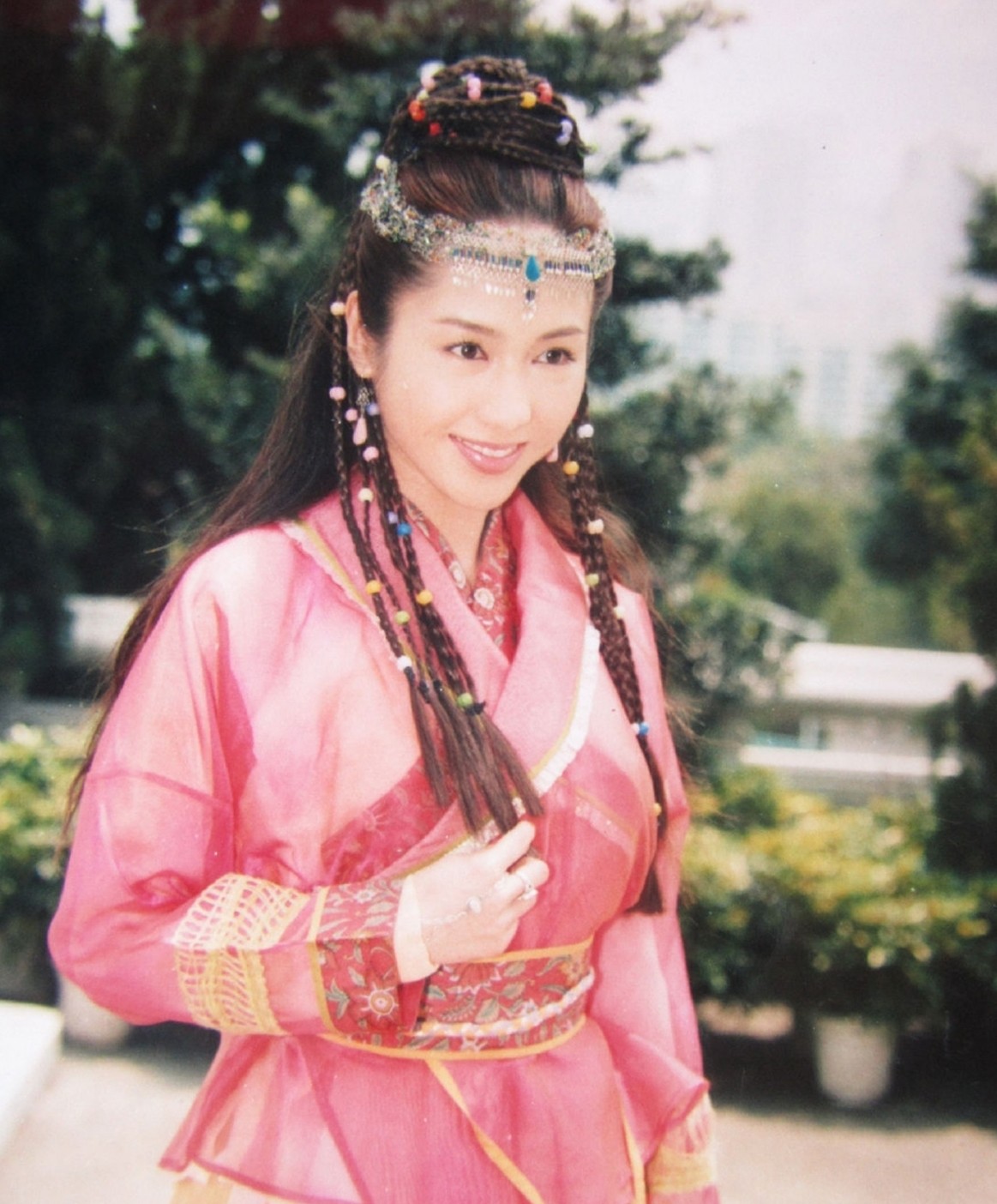 相信不少人也記得黎姿在《倚天屠龍記》飾趙敏郡主,當時因外貌顯明艷狡黠,嫵媚的笑容讓人融化