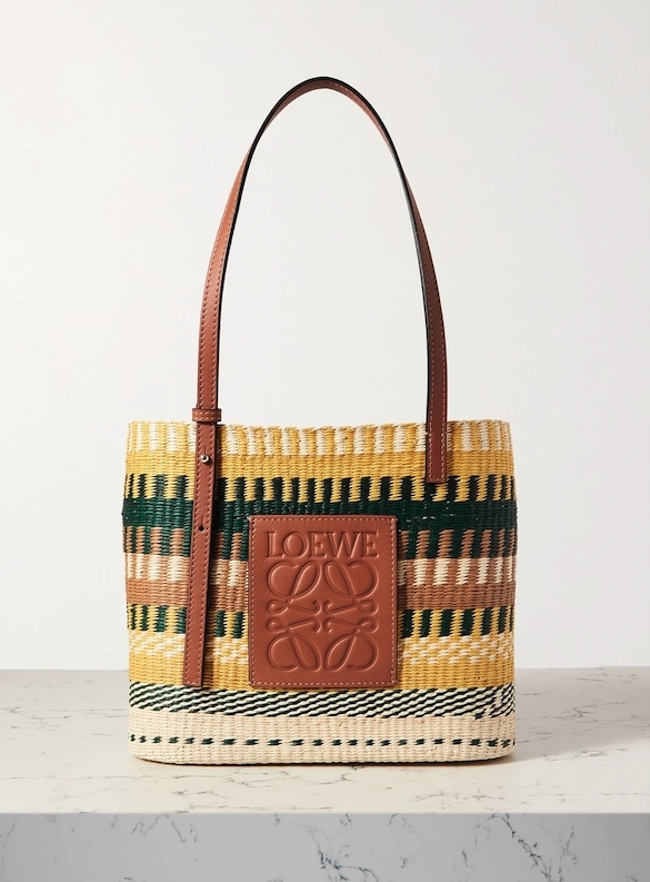 【LOEWE手袋2021】這個條紋設計以toquilla棕櫚和小牛皮精製而成，配搭黃綠及棕褐色的撞色設計