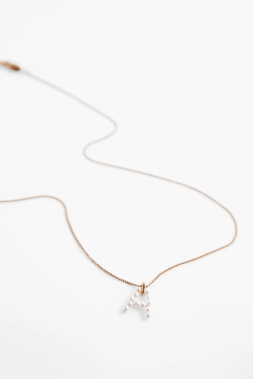 日韓大熱Zara珍珠字母項鍊!散發典雅唯美氣質,一開賣火速斷貨!