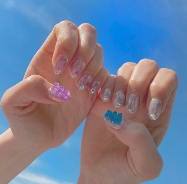 小熊軟糖的美甲實在超萌！半透明的繽紛小熊就躺在指甲上，真的超吸引啊～