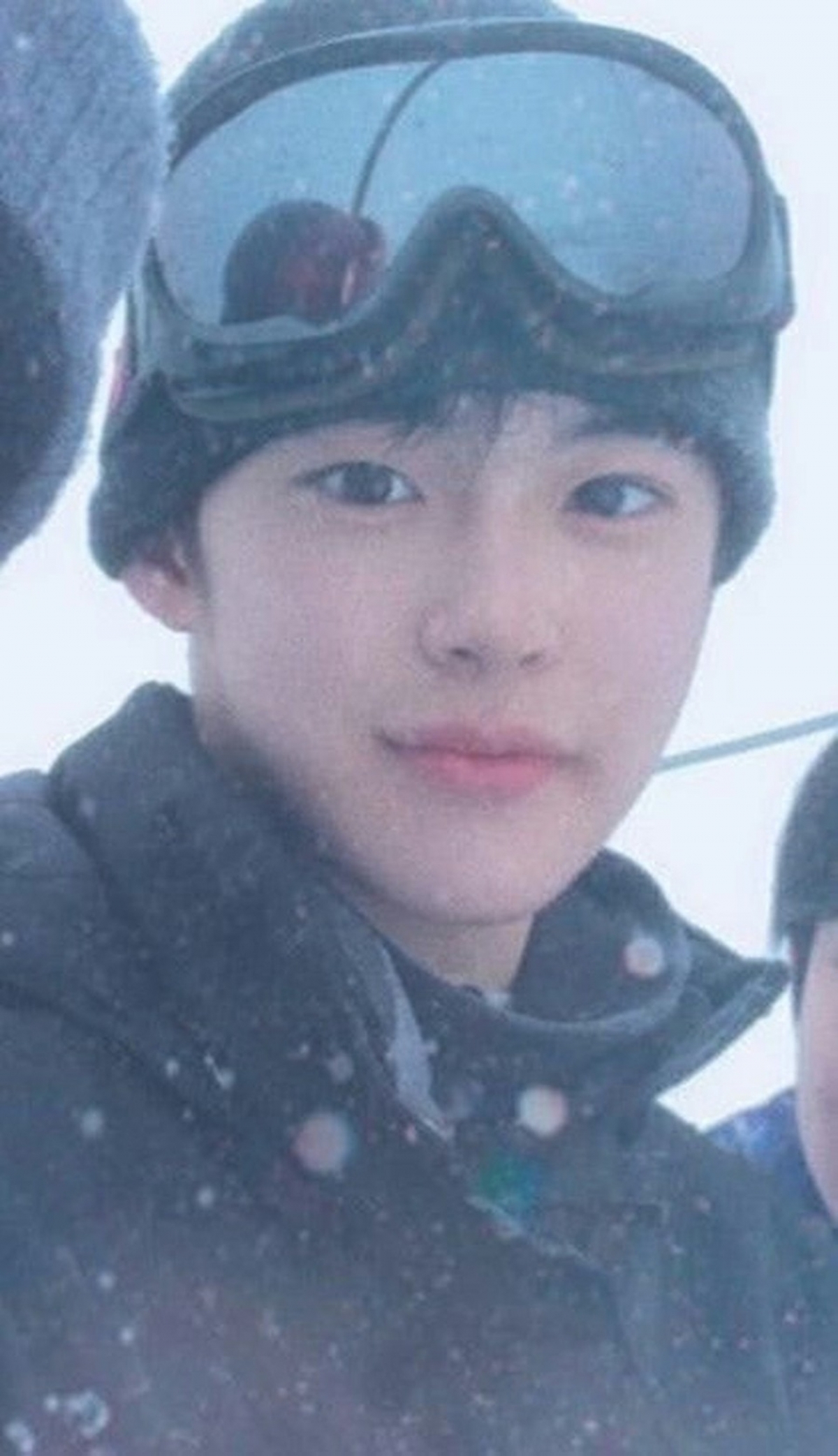 近日有一位日本男高中生到一家大阪的髮型屋洗頭、剪髮,髮型師為了展示恤髮技巧就隨意拍下的吹整頭髮的片段示範,而主角竟然因為驚世靚仔樣而爆紅