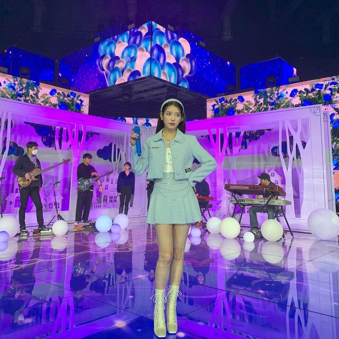 身材嬌小的IU就絕對是拍出長腿照的最佳範本,身高雖然只有162cm,不過 instagram 上的美照卻總能看到 IU 騷出一雙修長的逆天長腿,