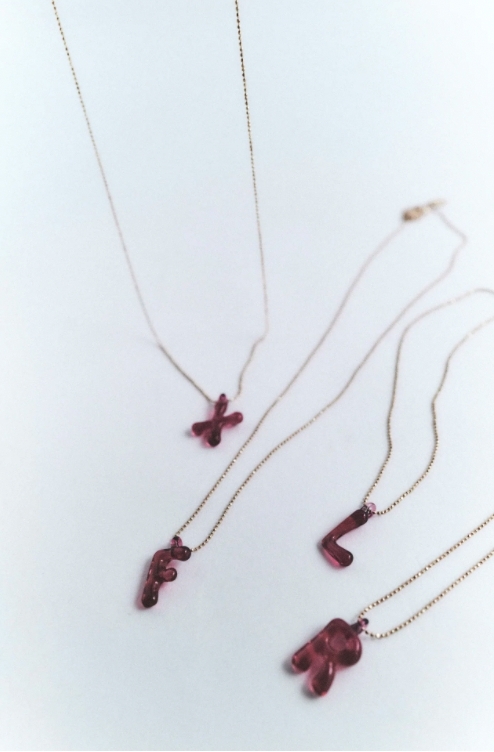 日韓大熱Zara珍珠字母項鍊!散發典雅唯美氣質,一開賣火速斷貨!