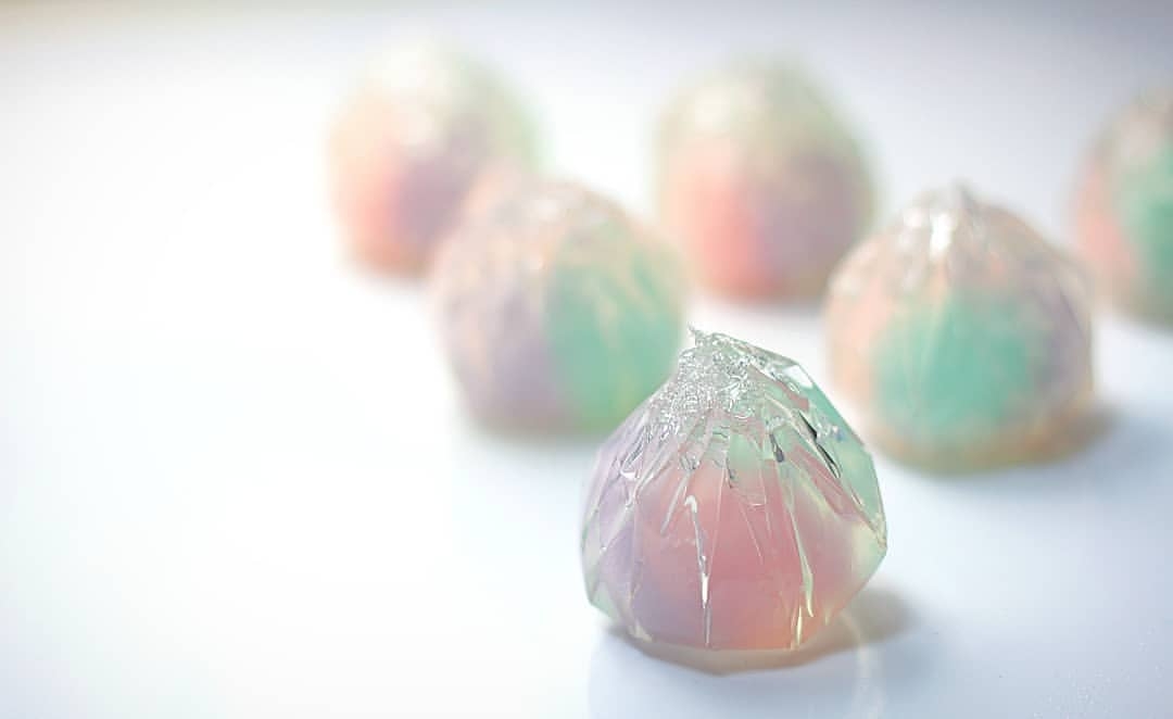 日本神人製作的絕美和菓子!夢幻金箔煙火、通透水晶型態,被封「可食用藝術品」