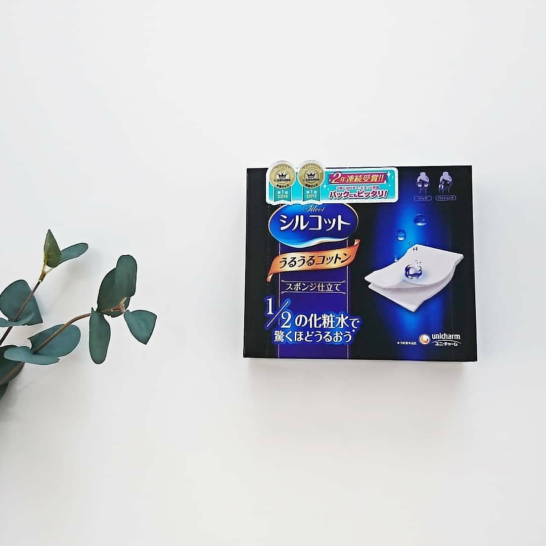 日本 Unicharm 的超省水 1/2 化妝棉絕對是不少女生的最愛，只需要用一半的化妝水用量就可以沾濕整片化妝棉，濕敷必用！