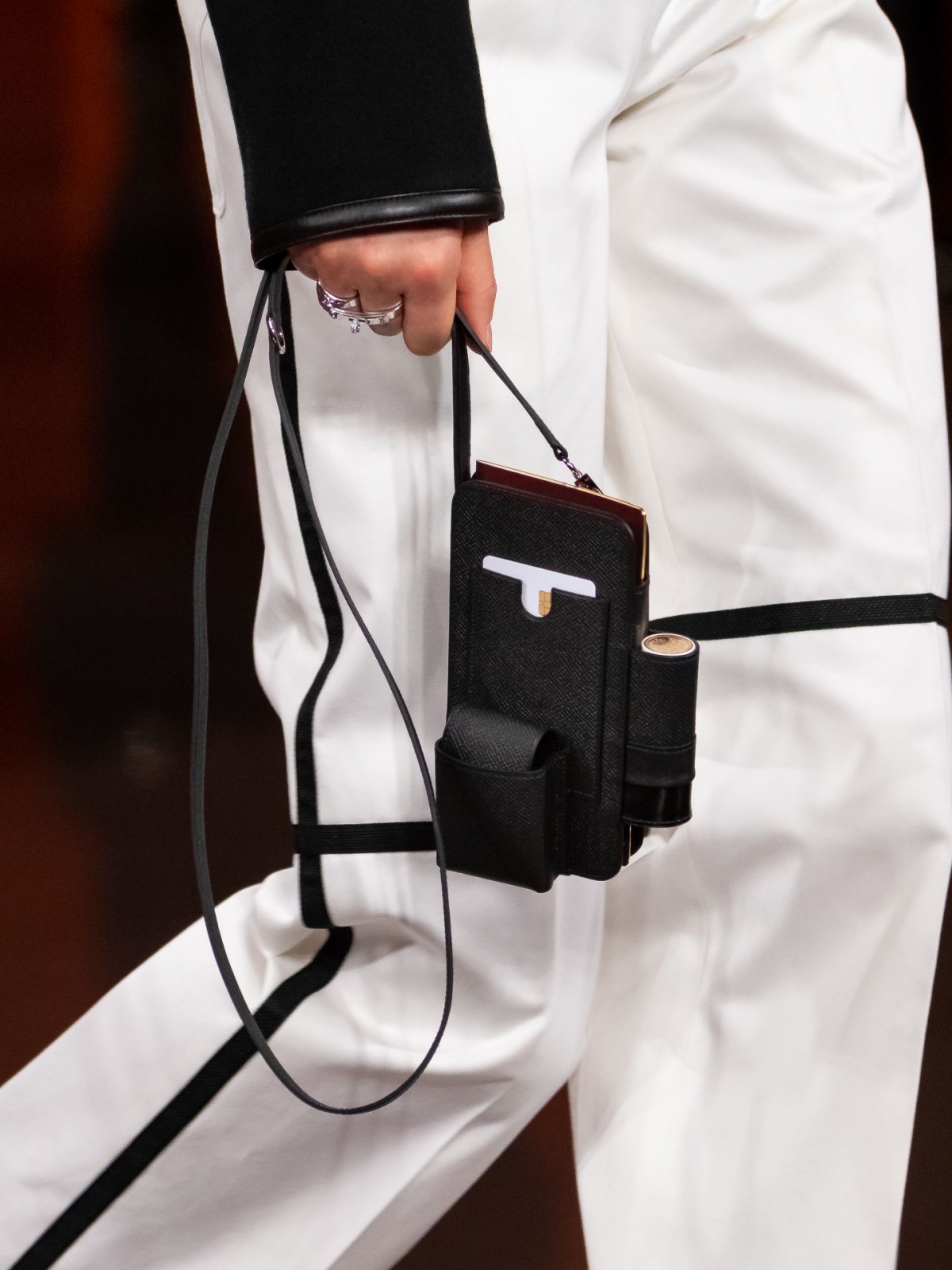 HERMÈS「三合一」Birkin手袋、手機袋超矚目!必留意唇膏 、airpods、電話多功能收納袋