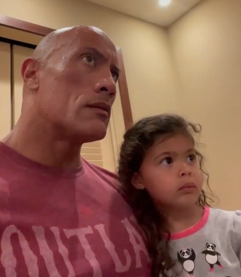 Dwayne Johnson「The Rock」日前在Instagram分享了一條十分爆笑的片段,他紀錄下3歲女兒Tiana觀看《水行俠》(Aquaman)時的著魔眼神