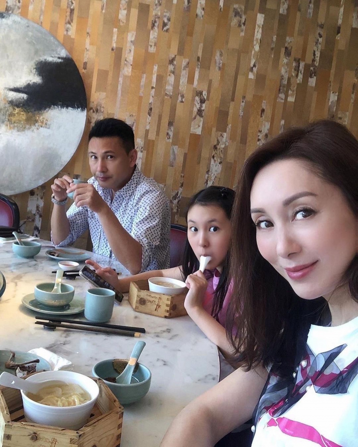 11歲的Tania樣子十分標緻婷婷玉立。合照似足爸爸媽媽,3個撞樣就如倒模般