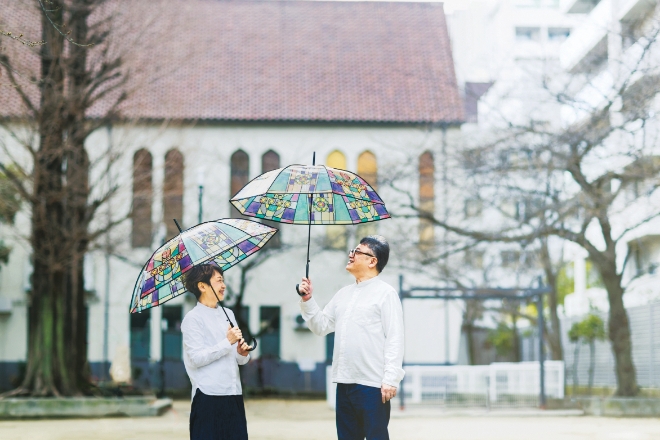 日本推唯美「山茶花彩繪玻璃傘」,光線下折射彩色影子,宛如置身哥德式教堂