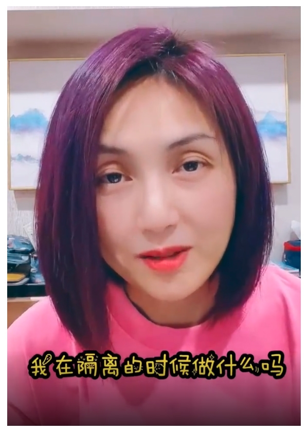 影片中的楊千嬅雙目看起來相當無神，雖然皮膚狀態依然不錯，臉上亦沒有明顯皺紋；不過光是眼窩深陷，彷彿就讓她看起來顯老十歲，網民更指她的雙眼皮塌得不太自然！