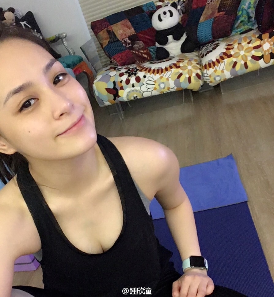 阿嬌近年的照片，她的身材的確很容易時肥時瘦，有指阿嬌不但天生是易胖體質，而且多年來更深受荷爾蒙失調問題困擾