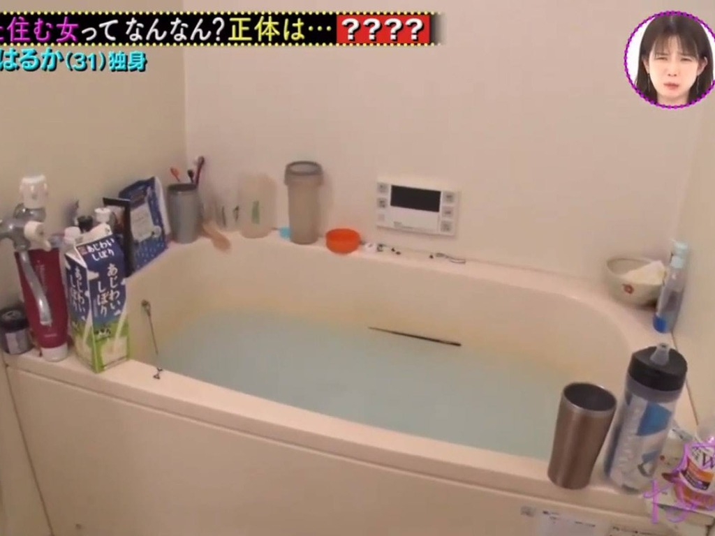 浴缸內用過的洗澡水則仍未放走,網民猜測也許她會不斷循環在用這缸水,水面上甚至還飄著了一隻筷子
