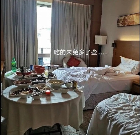 TNT時代少年團私生飯瘋狂粉絲拍下了凌亂的被單,並坐在床上拍照加上