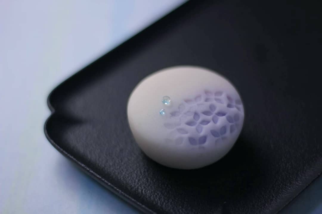 日本神人製作的絕美和菓子!夢幻金箔煙火、通透水晶型態,被封「可食用藝術品」