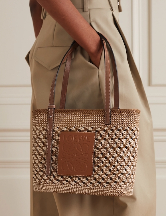 【LOEWE手袋2021】另一款奶茶色的小提籃則很顯優雅魅力，日常穿上休閒風的吊帶連身裙已經好看極了