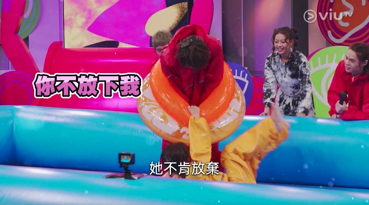 陳嘉倩就恰巧對上 Mirror 隊的男神 Ian(陳卓賢)!賽前打算用「嗲功」冧掂 Mirror 隊的陳嘉倩就大嗌「怕痛」、「Da咩」(日文:不要)暗示對方讓賽,