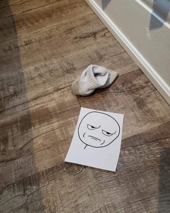 外國一位媽媽近日就在網上分享一個省氣省力的奇招,借爆笑的memes梗圖來對付無手尾的家人!