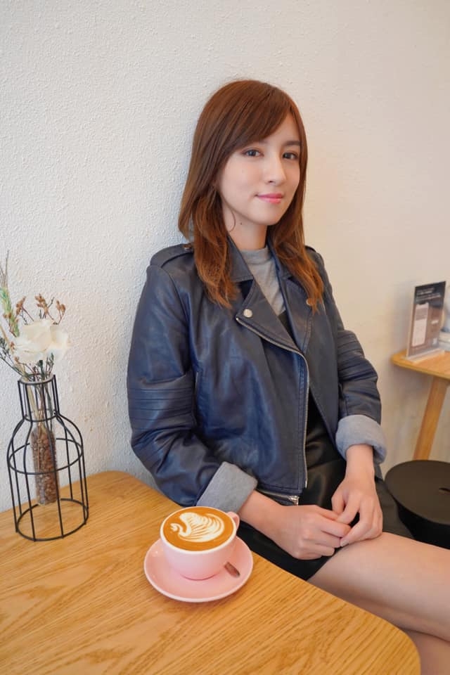 前靚女新聞主播陳嘉倩一轉行出道就備受注目,憑著甜美外貌以及主播光環而一度獲得宅男女神的稱號!