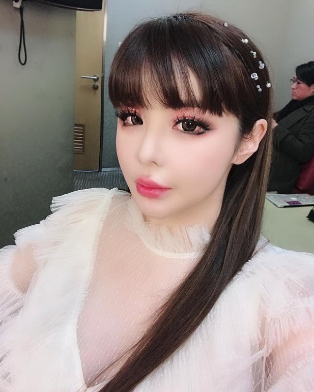 2NE1前成員朴春自拍豐厚嘴唇像芭比/成功減肥11Kg/整容疑雲