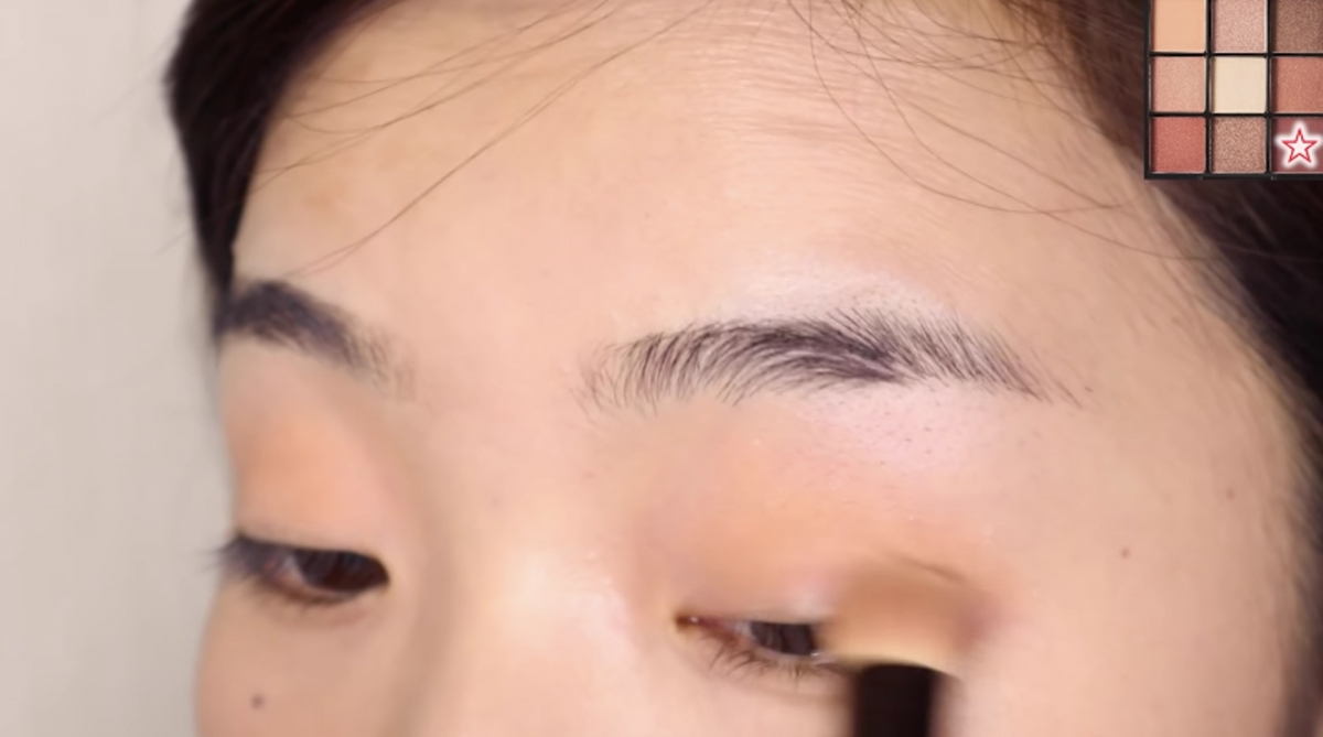 眼影方面,鈴木未夢會選用大地色來加深輪廓,讓眼神更深邃,