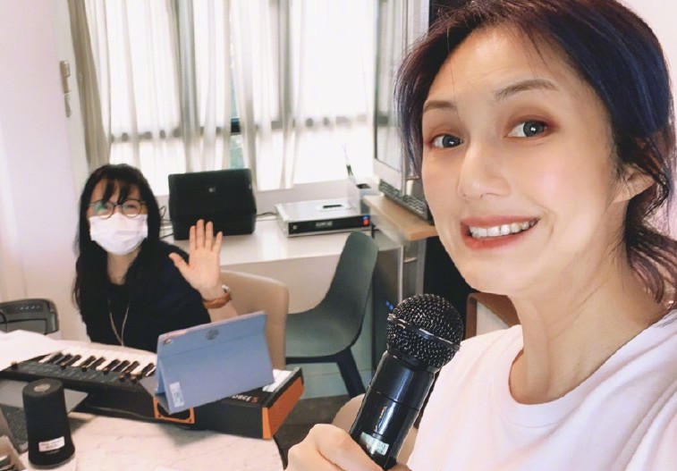 影片中的楊千嬅雙目看起來相當無神，雖然皮膚狀態依然不錯，臉上亦沒有明顯皺紋；不過光是眼窩深陷，彷彿就讓她看起來顯老十歲，網民更指她的雙眼皮塌得不太自然！