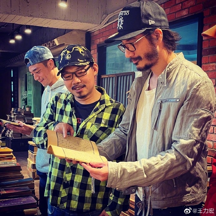 王力宏罕有的留有滿面鬍鬚,不論是嘴唇四周、下巴和臉頰側的位置都全被鬍鬚覆遮掉