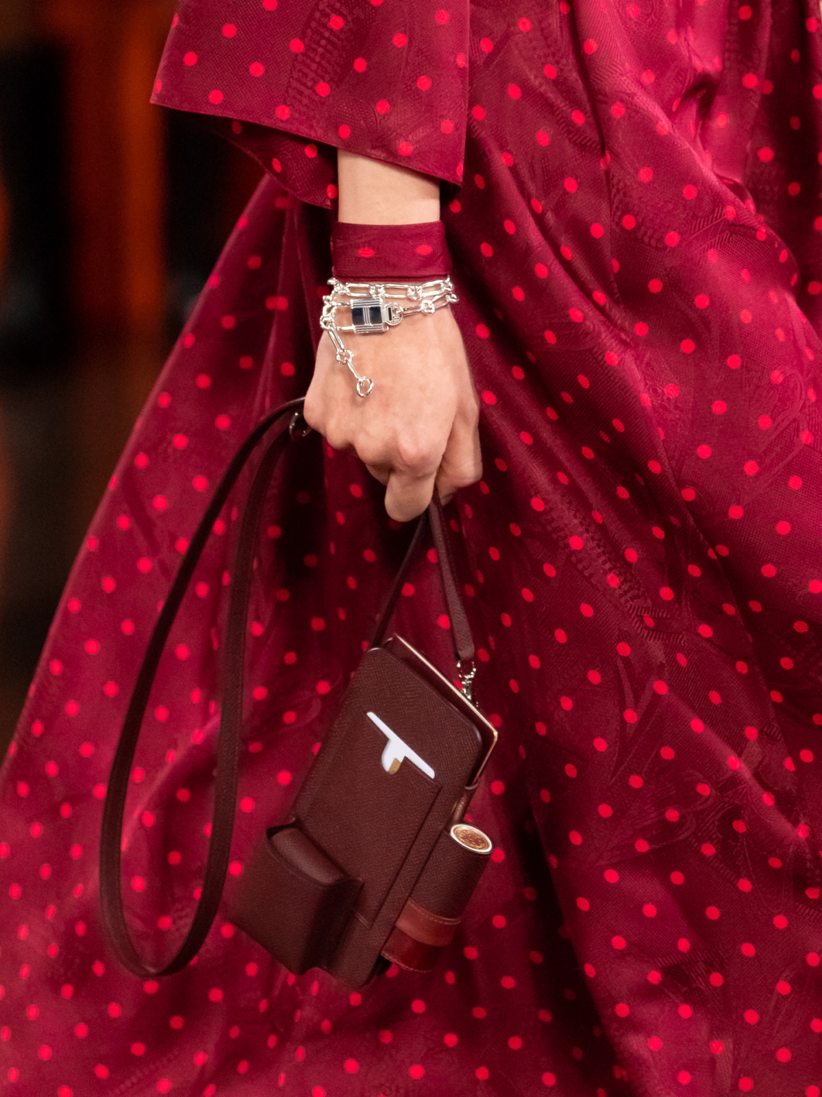 HERMÈS「三合一」Birkin手袋、手機袋超矚目!必留意唇膏 、airpods、電話多功能收納袋