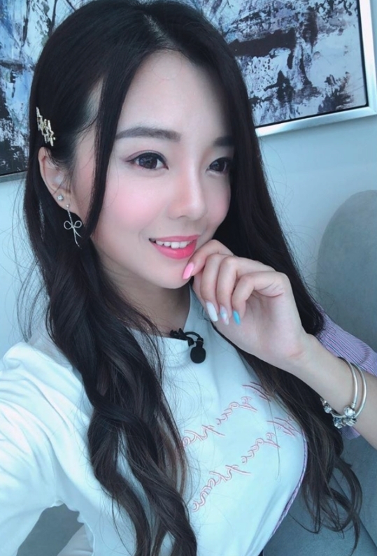 余思霆比起其他人她的變化不算大,起碼身材也沒有變動,樣貌的變更只是女大十八變~