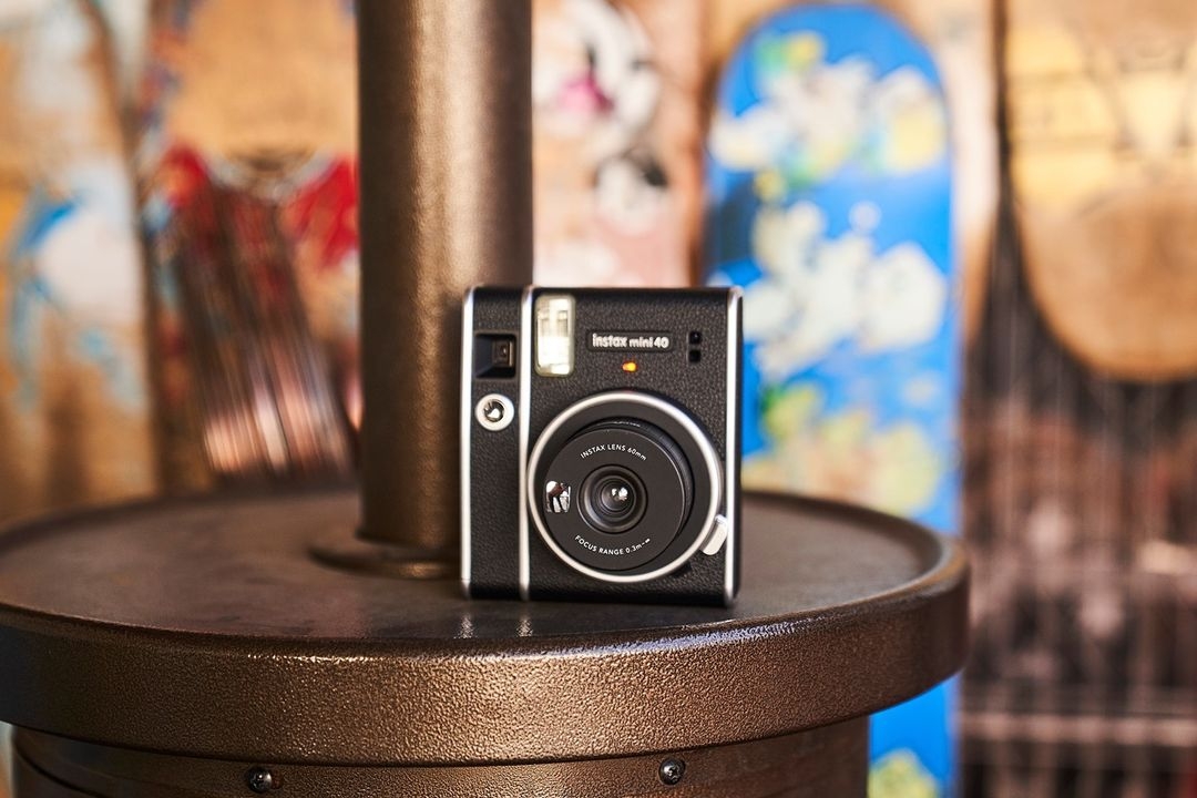 全黑「即影即有」Instax mini40登場!高級皮革材質,絕美復古外形超心動