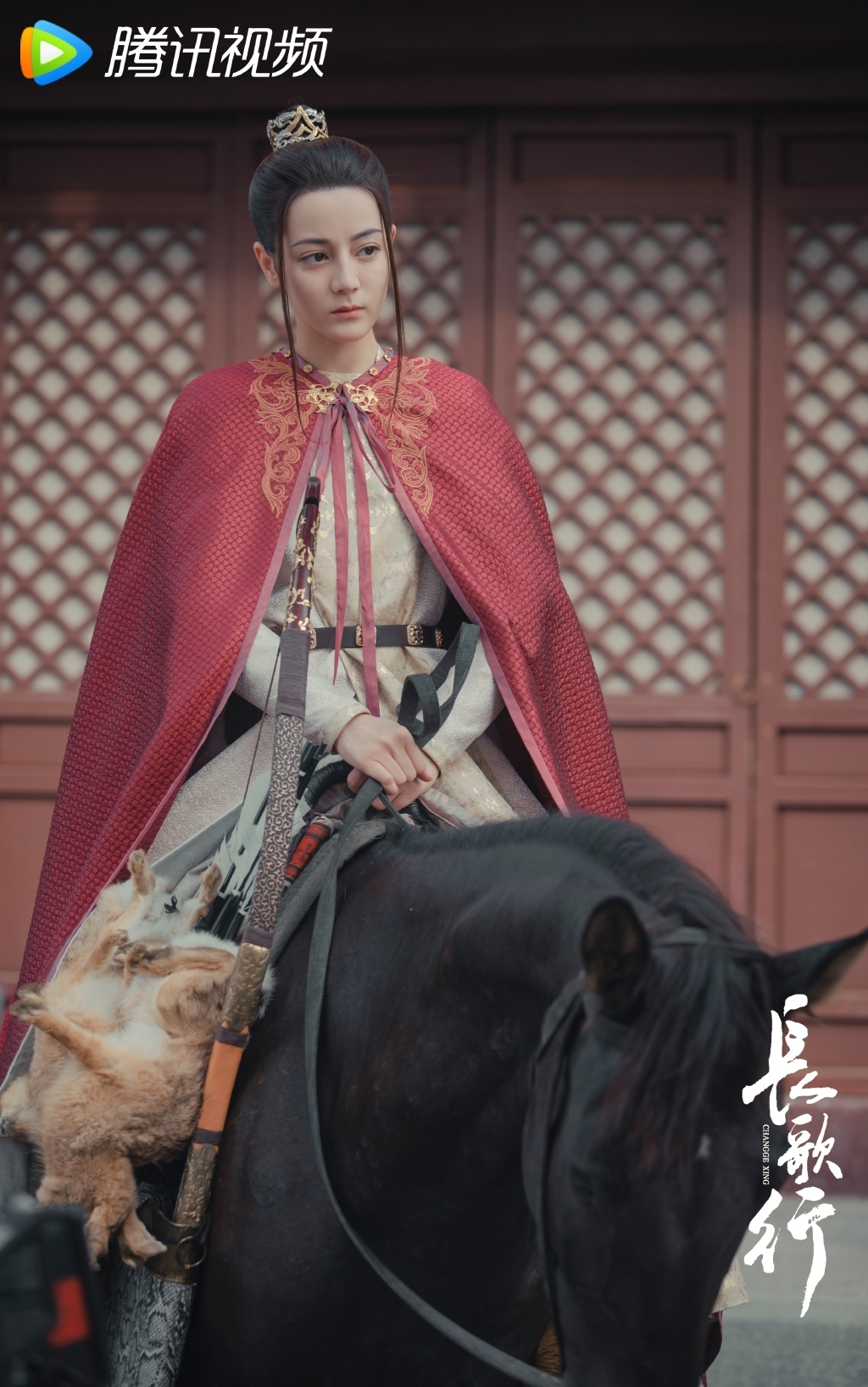 《長歌行》開播迪麗熱巴被指造型炒車，兩條極長的髮鬢像極了「龍鬚」