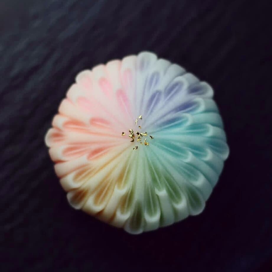 日本神人製作的絕美和菓子!夢幻金箔煙火、通透水晶型態,被封「可食用藝術品」