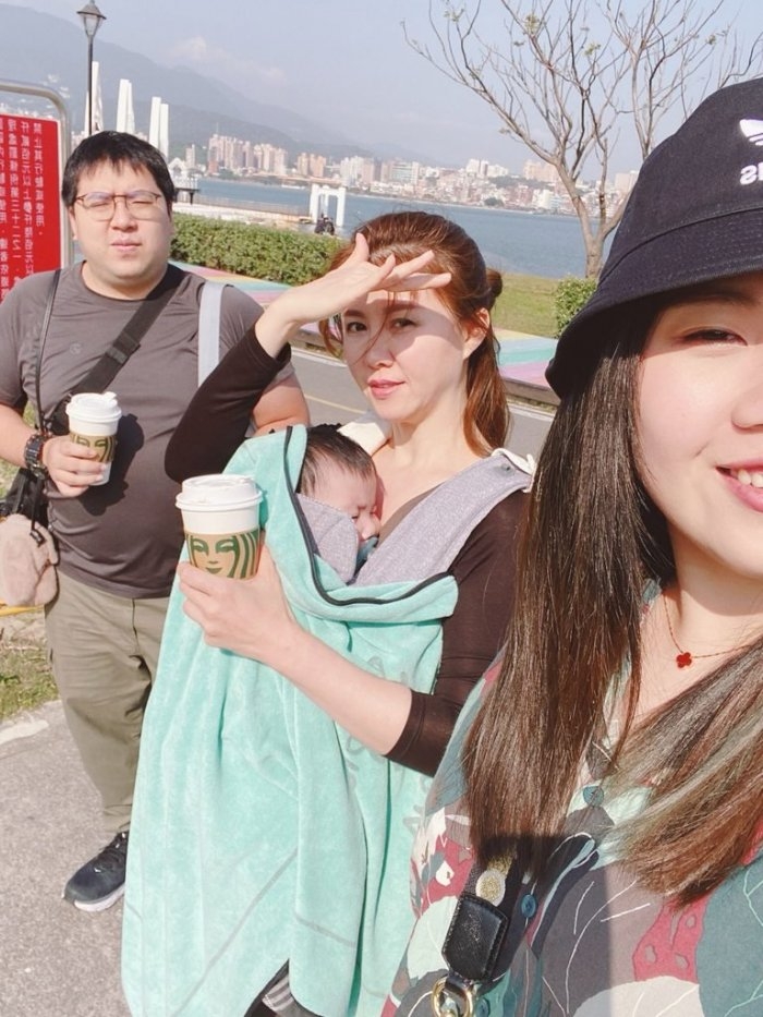 【凍齡婆婆】次看到她獨自背上兒子出門時,被店員認成他們是母子,她才接受這個事實。