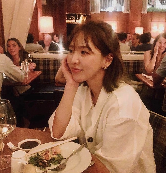 據稱Wendy的傷更一度嚴重得診斷為不能再唱歌,Wendy嘴裏也有安裝鋼線矯正口腔,努力不懈地練習,希望能重新唱歌。