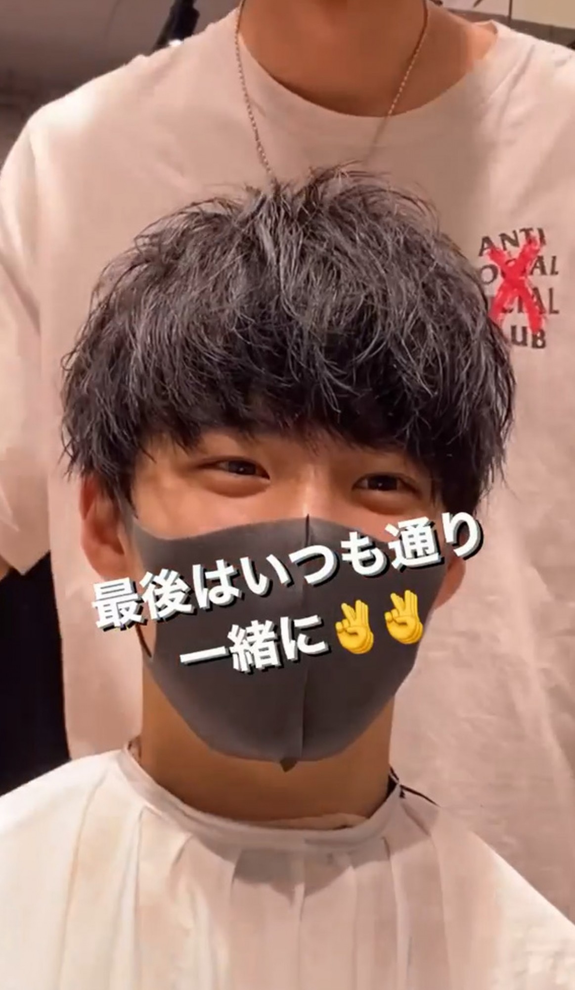 近日有一位日本男高中生到一家大阪的髮型屋洗頭、剪髮,髮型師為了展示恤髮技巧就隨意拍下的吹整頭髮的片段示範,而主角竟然因為驚世靚仔樣而爆紅