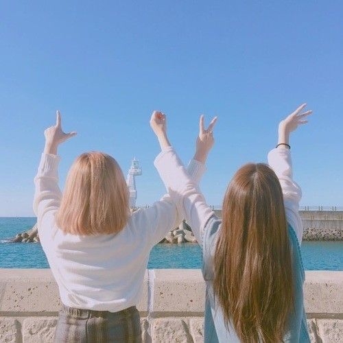 【打卡Pose】撇甩尷尬!好姐妹合照必備姿勢,KO鏡頭恐懼症,自然不造作展示好感情!