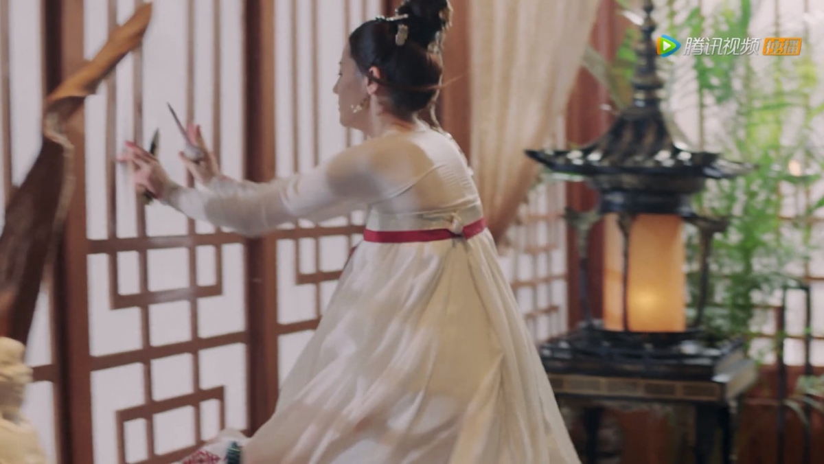 長歌行中，迪麗熱巴跳出窗外之後的畫面就用漫畫交代劇情。