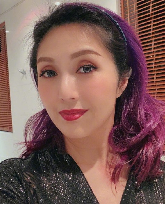 影片中的楊千嬅雙目看起來相當無神，雖然皮膚狀態依然不錯，臉上亦沒有明顯皺紋；不過光是眼窩深陷，彷彿就讓她看起來顯老十歲，網民更指她的雙眼皮塌得不太自然！