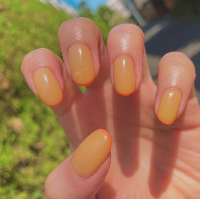 如果希望低調一點也可以選擇單塗糖果色系，也是夏天美甲的大熱佳選喔！