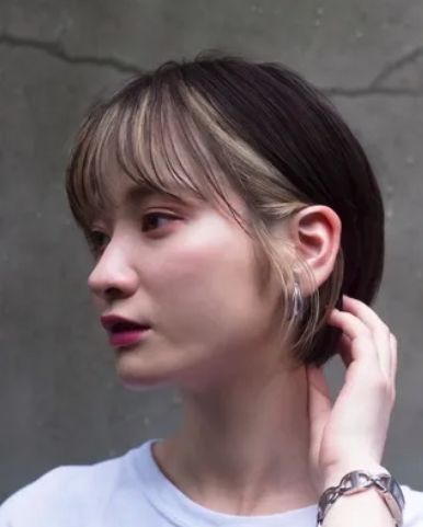 齊瀏海一貫給人一種乖乖的感覺，想轉換一下形象或是想增添女人味就可以染上瀏海挑染！