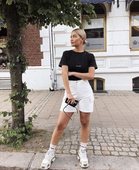 對於梨形身材的朋友來說,緊身下裝絕對是大地雷!無論是緊身熱褲、貼身包臀裙或是緊身 legging 都是梨形身材應該避免的單品,這些單品不但緊貼下半身,而且更會將下半身的缺點毫不留情地展現!想避開顯胯寬、顯屁股大、顯腿粗這些可怕困擾