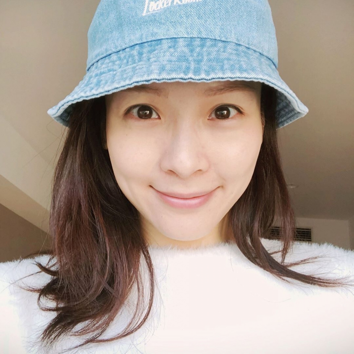 平日都是化淡妝的李佳芯Ali素顏當然沒問題,依然擁有白滑光澤美肌,很有鄰家女孩的氣息